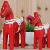 Cheval en bois rouge